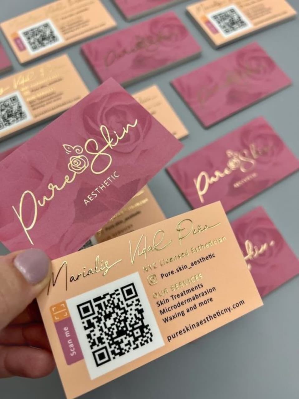 Cartões de visita com acabamento hot stamping dourado feitos pela JM Copy